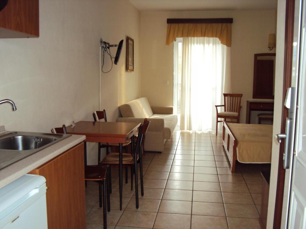 Amalia Aparthotel PalaiónTsiflíkion Rum bild